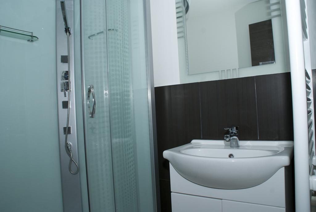 Hotel Otopeni Cameră foto